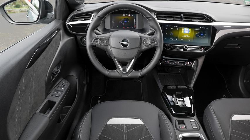 Volldigital: Corsa-Cockpit mit Fahrerdisplay und in den Armaturenträger eingepasstem Touchscreen.