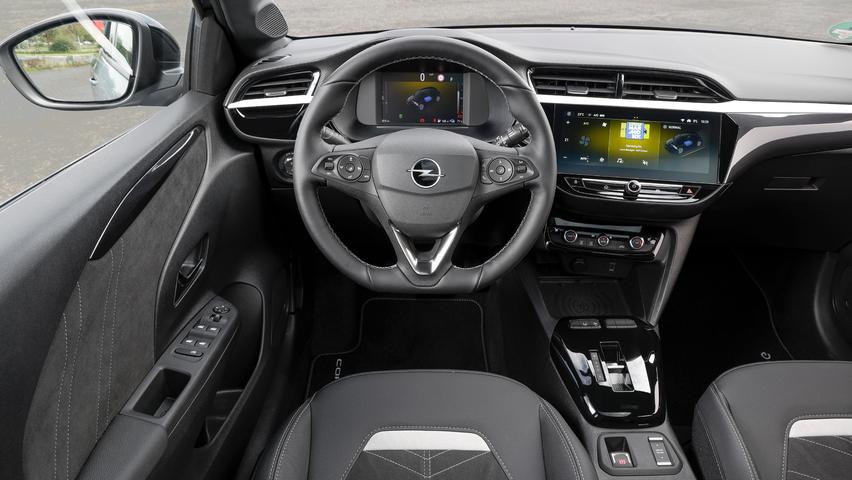 Das serienmäßig volldigitale Cockpit kombiniert ein kleines Fahrerdisplay mit einem 10-Zoll-Touchscreen.