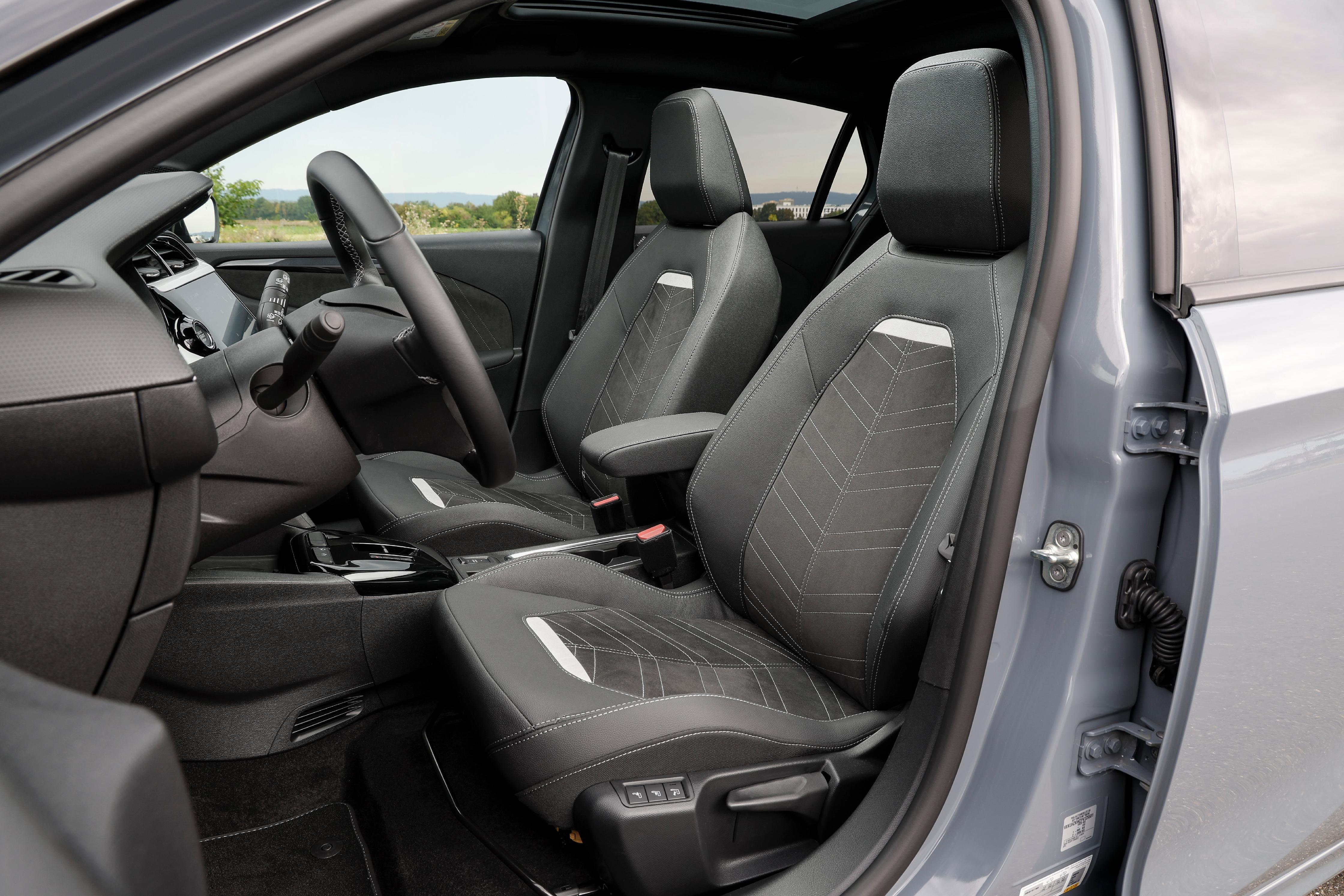 Die Sportsitze sind bequem und bieten gegen Aufpreis fahrerseitig eine Massagefunktion.