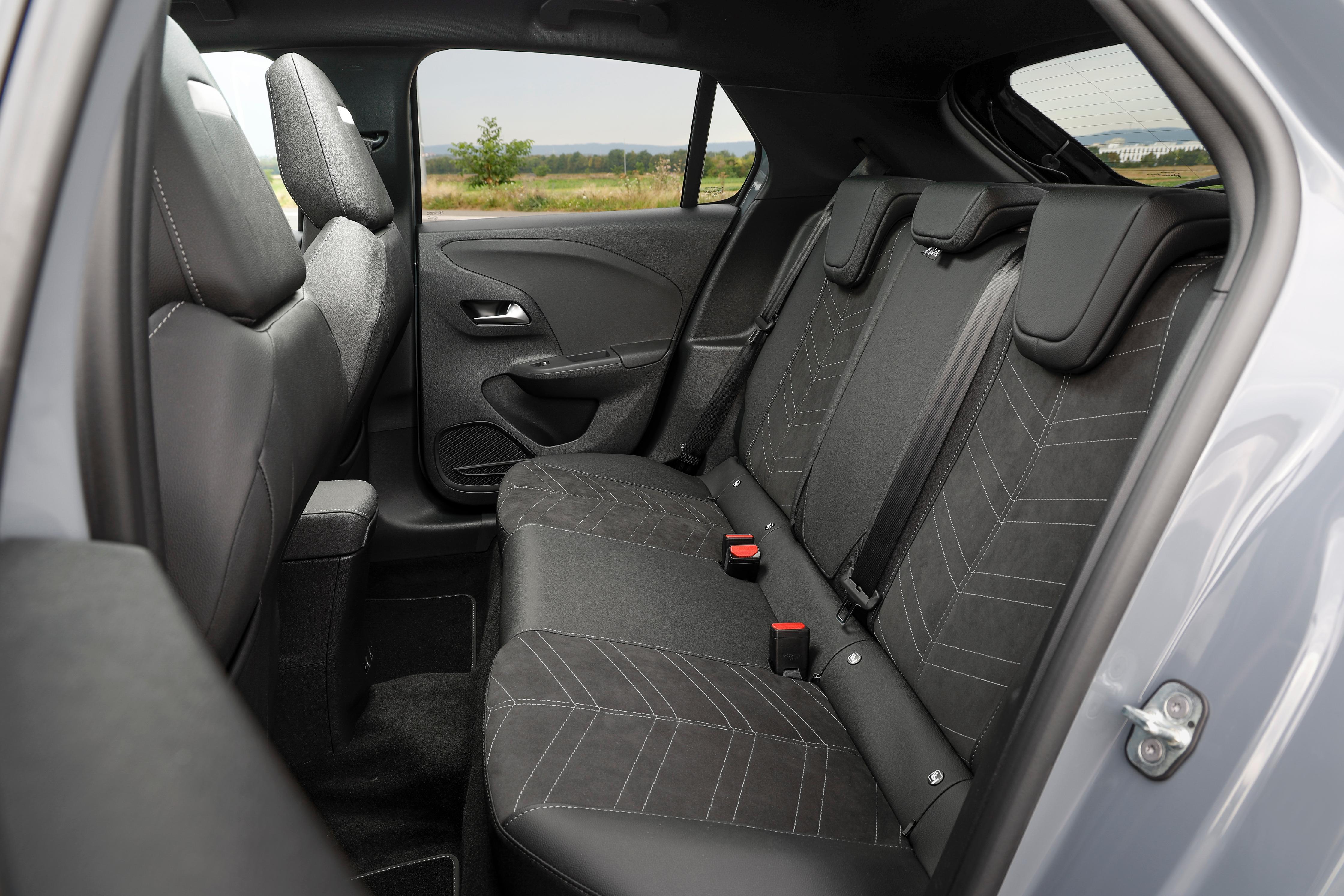 Den Hinterbänklern entgeht nicht, dass sie in einem Kleinwagen sitzen.