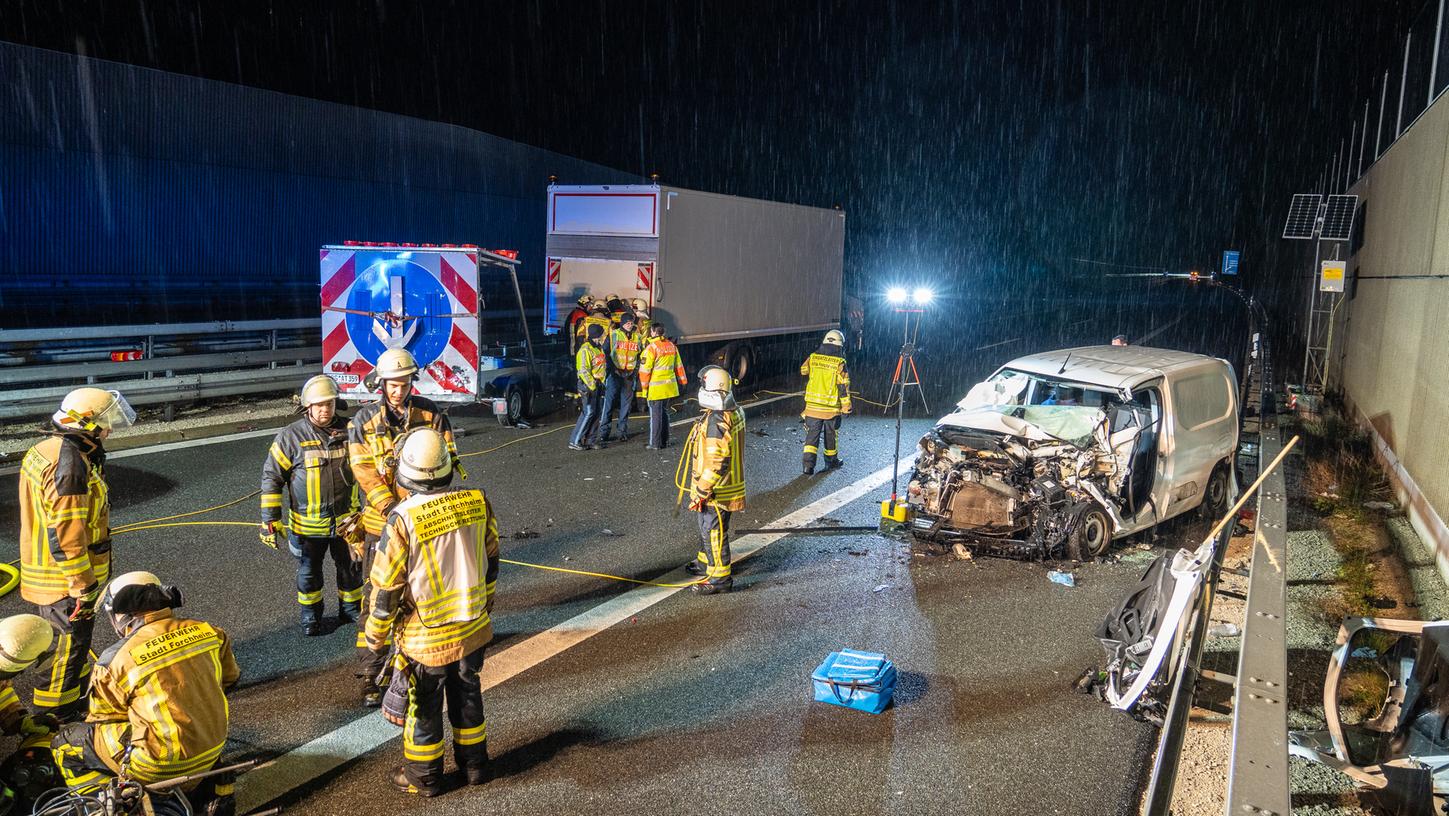 Unfall auf der A 73 bei Forchheim: Der Fahrer des Kleintransporters musste aus seinem Wagen befreit werden. 