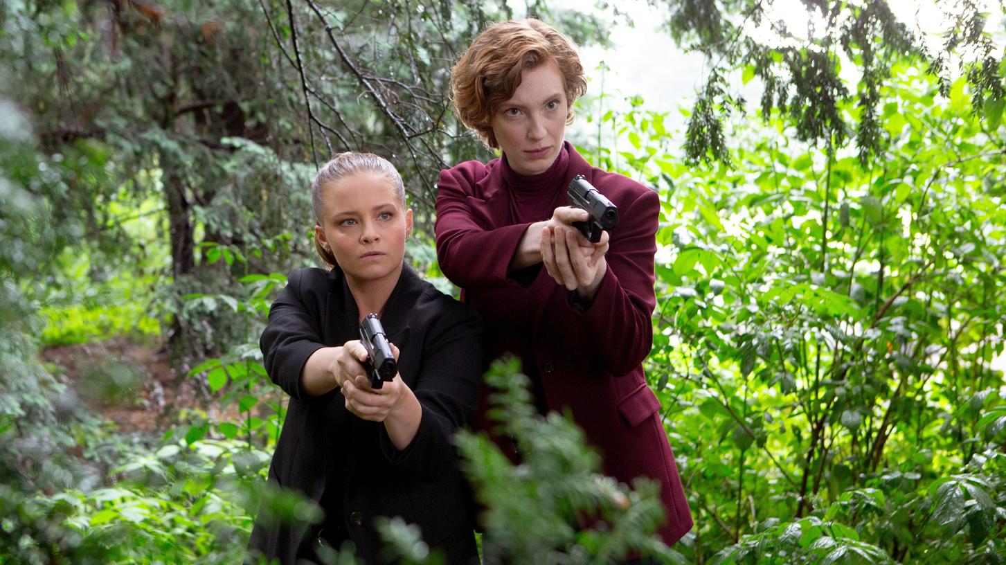 Der Fund einer Leiche führt die Bremer Ermittlerinnen Liv Moormann (Jasna Fritzi Bauer, links) und Linda Selb (Luise Wolfram) in den Wald in einer Szene aus "Tatort: Angst im Dunkeln".