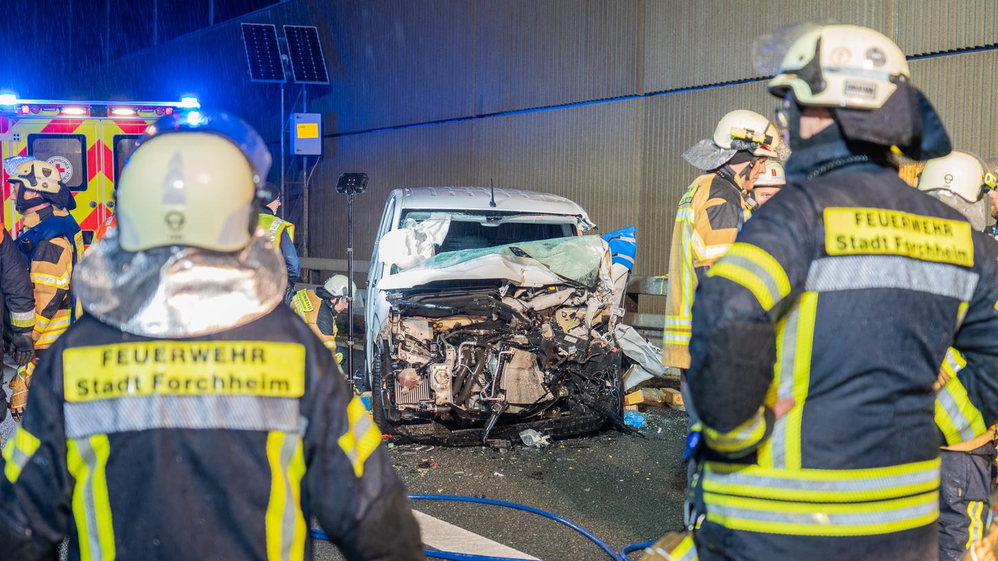 Am Mittwochabend ist es zu einem schweren Verkehrsunfall auf der A73 bei Forchheim gekommen.