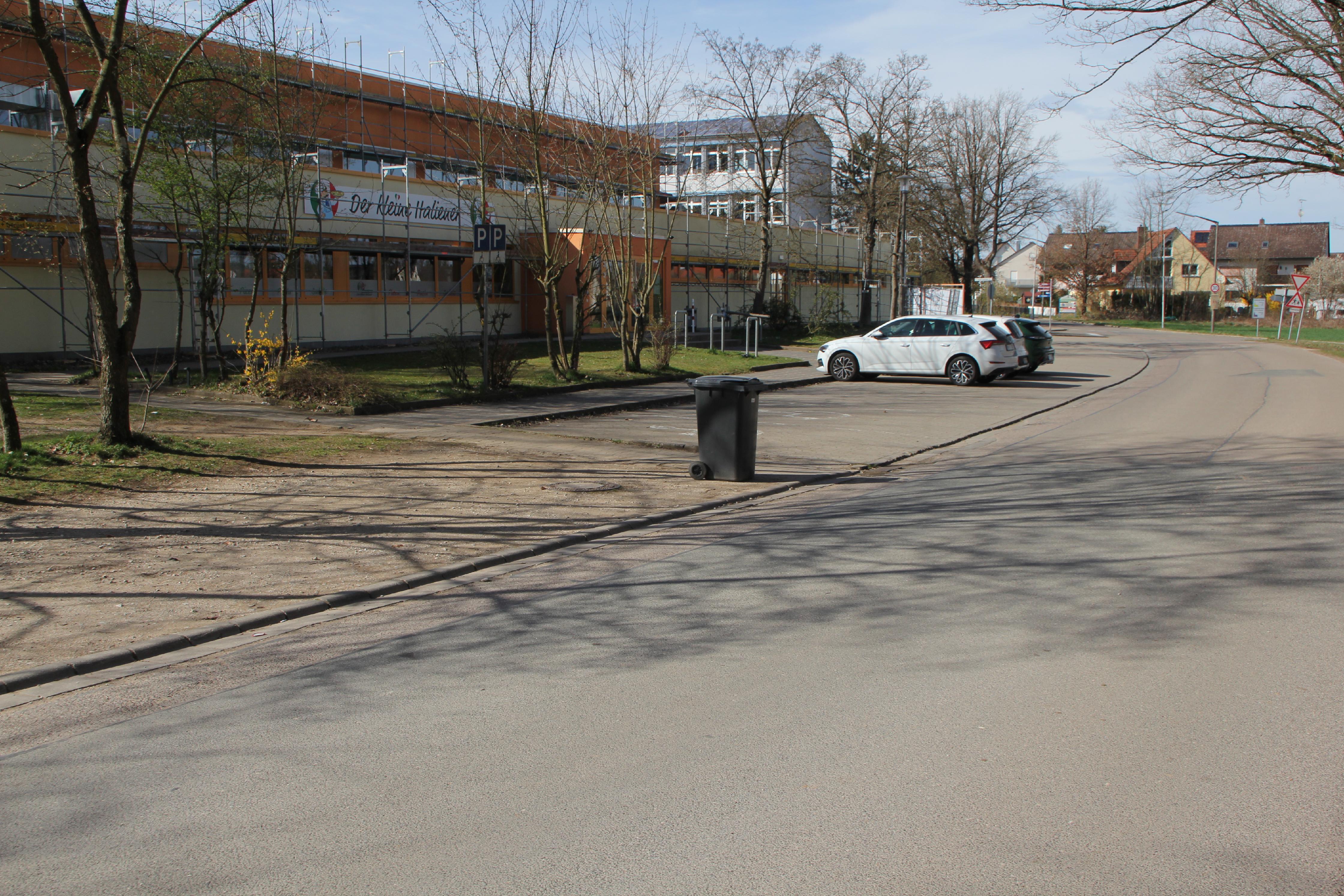 Die Rothauracher Straße wird verlegt. Was vor der Turnhalle sonst noch passiert, ist offen.