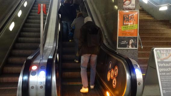 Repariert nach halbem Jahr: Im Erlanger Bahnhof rollt die Rolltreppe wieder