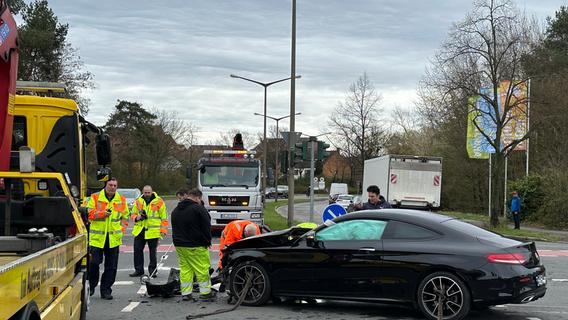 Sportwagen prallt in Nürnberg gegen Polizeiauto: Drei Verletzte, hoher Schaden