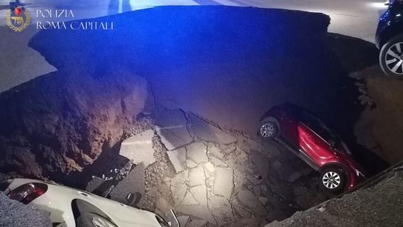 Riesiges Erdloch in Rom verschlingt zwei Autos