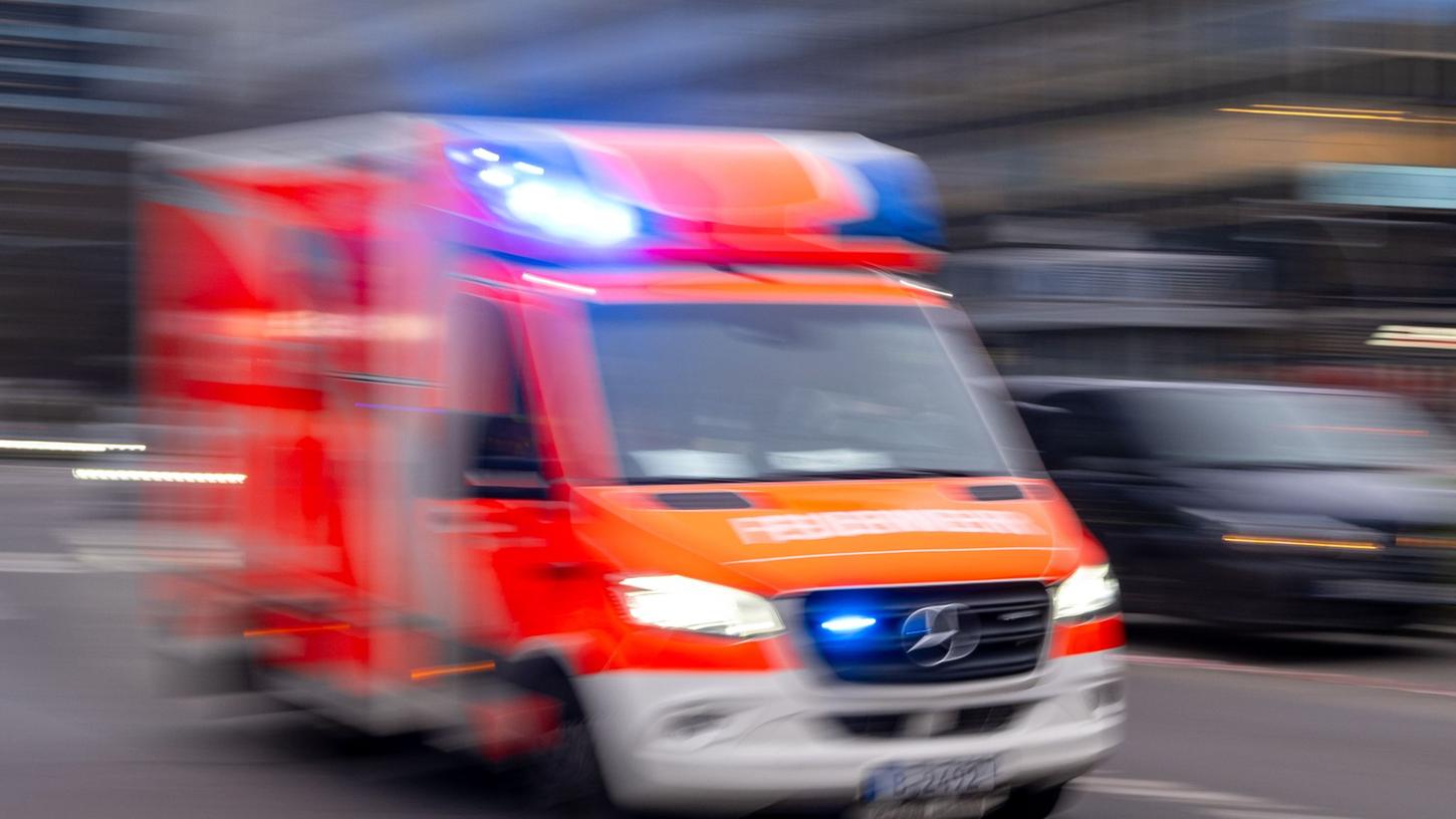 Nach einer Kollision zweier Pkws musste der Rettungsdienst eine 63-Jährige in das Rummelsberger Krankenhaus bringen. (Symbolbild)