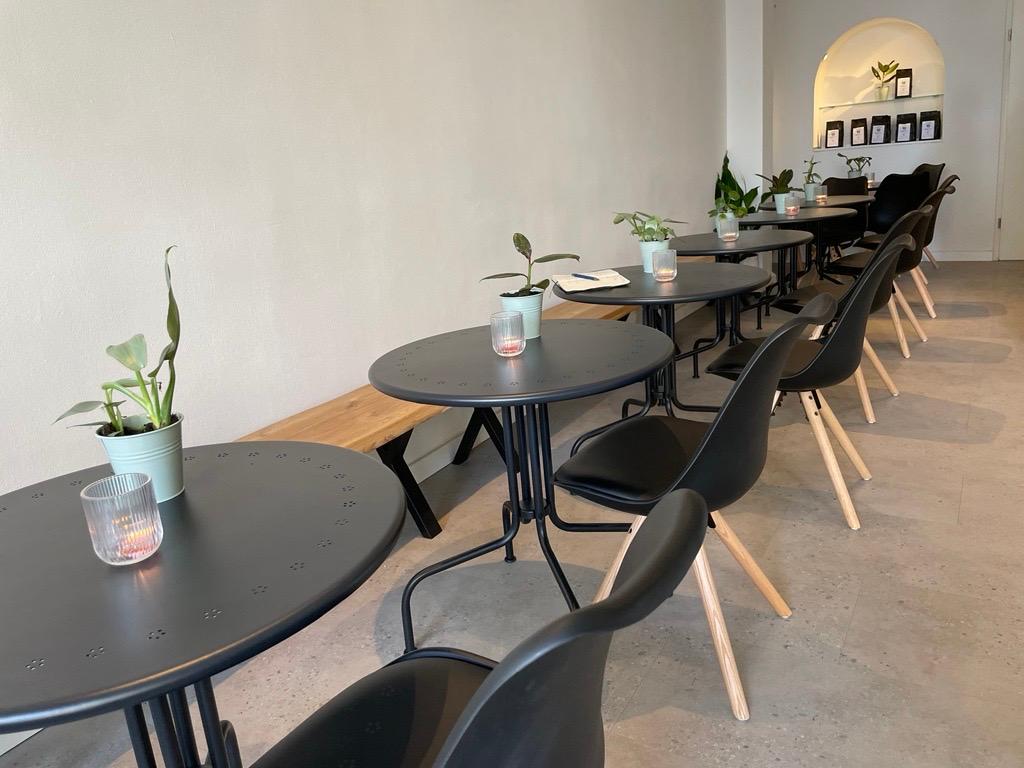 Aber es kommt noch eine Leuchtschrift an die recht leere Linke Wand.