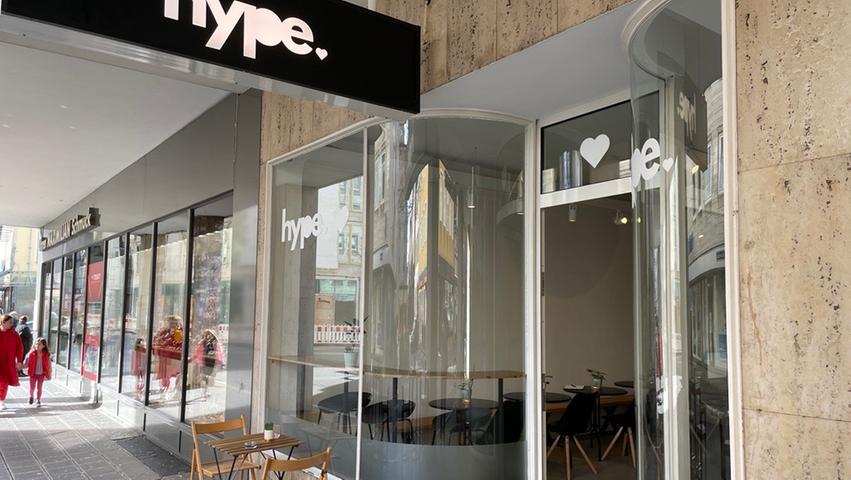 Alleine schon das minimalistische Desgin des "Café Hype" lockt Besucher und Besucherinnen.