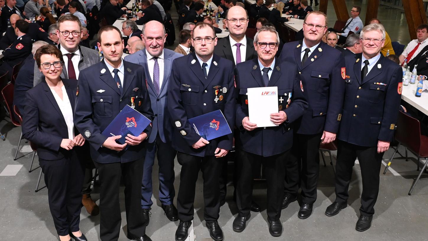 Bei der Kreisfeuerwehrversammlung wurden Mitglieder mit den silbernen Ehrenkreuzen des Landesfeuerwehrverbandes Bayern und des Kreisfeuerwehrverbandes ausgezeichnet.