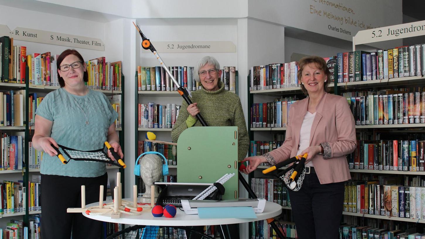 Das Team der Gemeindebücherei Schwarzenbruck präsentiert einige Ausleihstücke aus der "Bibliothek der Dinge".