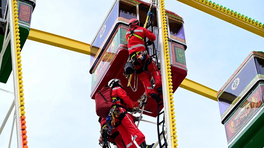 Spektakuläre Übung: Höhenretter der Feuerwehr erklimmen das Riesenrad auf dem Volksfestplatz