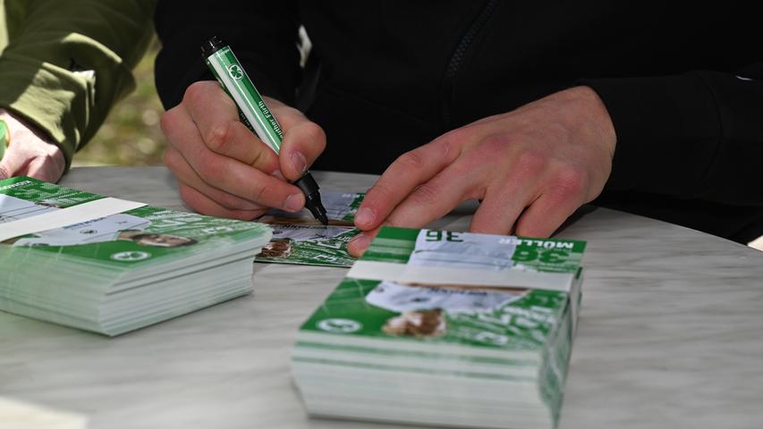 Weiß-grüne Osterhasen: Kleeblatt-Profis verteilen Geschenke im 
