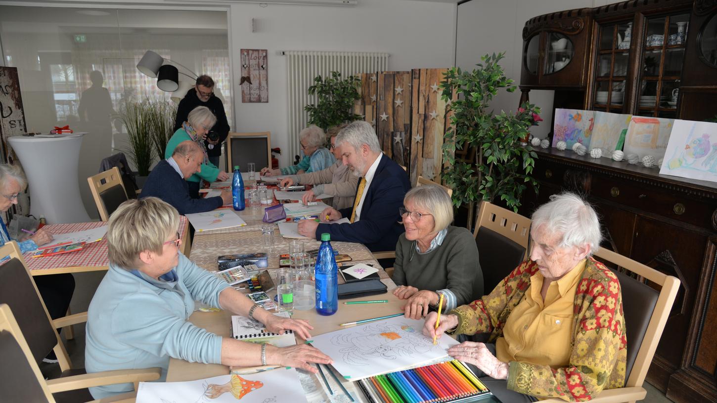 Gemeinsam mit den Künstlern gestalten die Seniorinnen und Senioren im Hermann-Keßler-Stift in Lauf eigene Kunstwerke.
