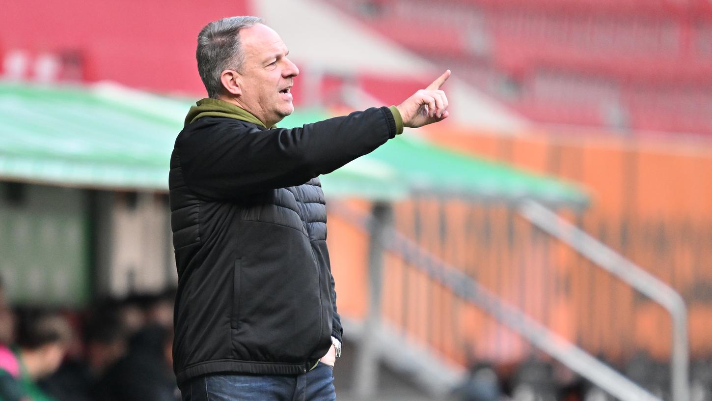 Alexander Zorniger zeigt seinem Team, was er will. Alexander Zorniger zeigt seinem Team, was er will.