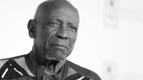 Der US-Schauspieler Louis Gossett Jr., der 1983 als erster Schwarzer einen Oscar für die beste männliche Nebenrolle erhielt, ist im Alter von 87 Jahren gestorben. Der gebürtige New Yorker hatte schon mit 17 auf der Theaterbühne gestanden. Seine Fernsehrolle als Sklave in der Südstaaten-Serie "Roots" (1977) brachte ihm eine Emmy-Trophäe ein.