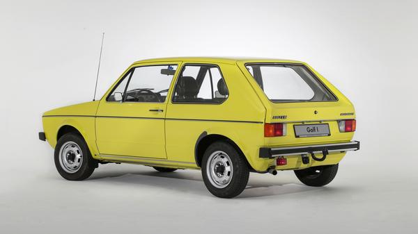 Der erste Golf kostete 7995 Euro. Es gab ihn als Zwei- und Viertürer. Motorseitig hatten Kunden die Wahl zwischen einem 1,1-l-Vierzylinder-Benziner mit 37 kW/50 PS und einem 1,5-l-Vierzylinder-Benziner mit 51 kW/70 PS.