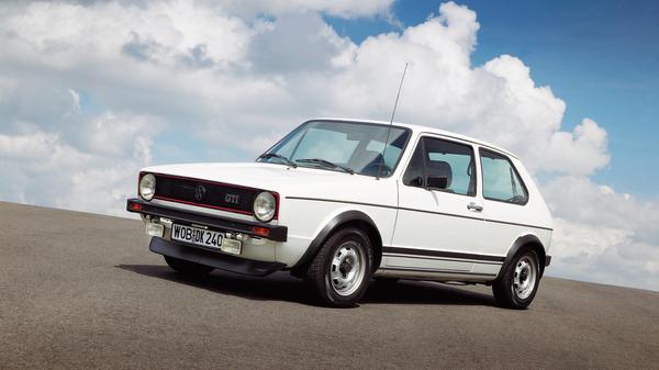 1976 kam der erste Golf GTI auf den Markt. Sein 1,6-l-Motor leistete 81 kW/110 PS. Damit schaffte das 810-kg-Leichtgewicht eine Topspeed von 182 km/h.