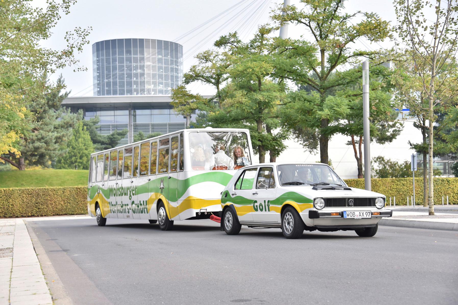 "Golf-Bähnle": Der Golf I auf Sightseeing-Tour durch Wolfsburg.