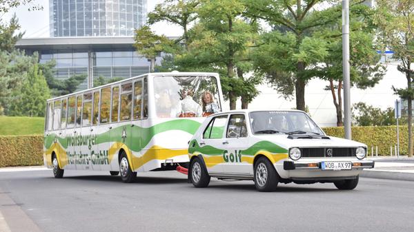 "Golf-Bähnle": Der Golf I auf Sightseeing-Tour durch Wolfsburg.
