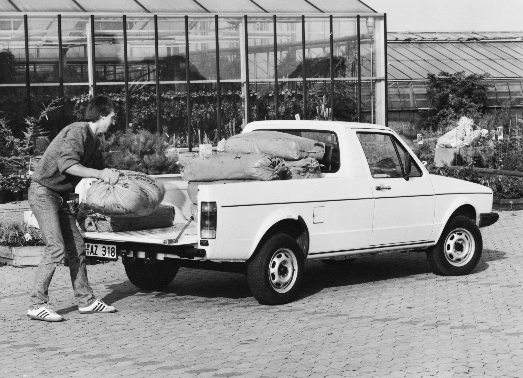 Der erste Caddy auf Basis des Golf 1 war ein Pritschenwagen, der zunächst für den nordamerikanischen Markt gedacht war. Dort hieß der Golf übrigens Rabbit.