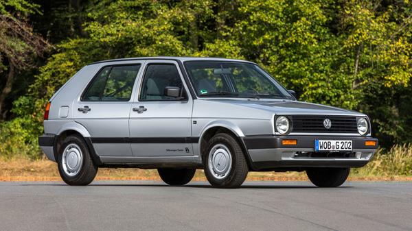 1983 wurde der Golf I vom Golf II abgelöst. In seiner Ära etablierten sich geregelter Katalysator (1984), ABS (1986) und Servolenkung. Auch ein Allradmodell ("syncro") wurde produziert.