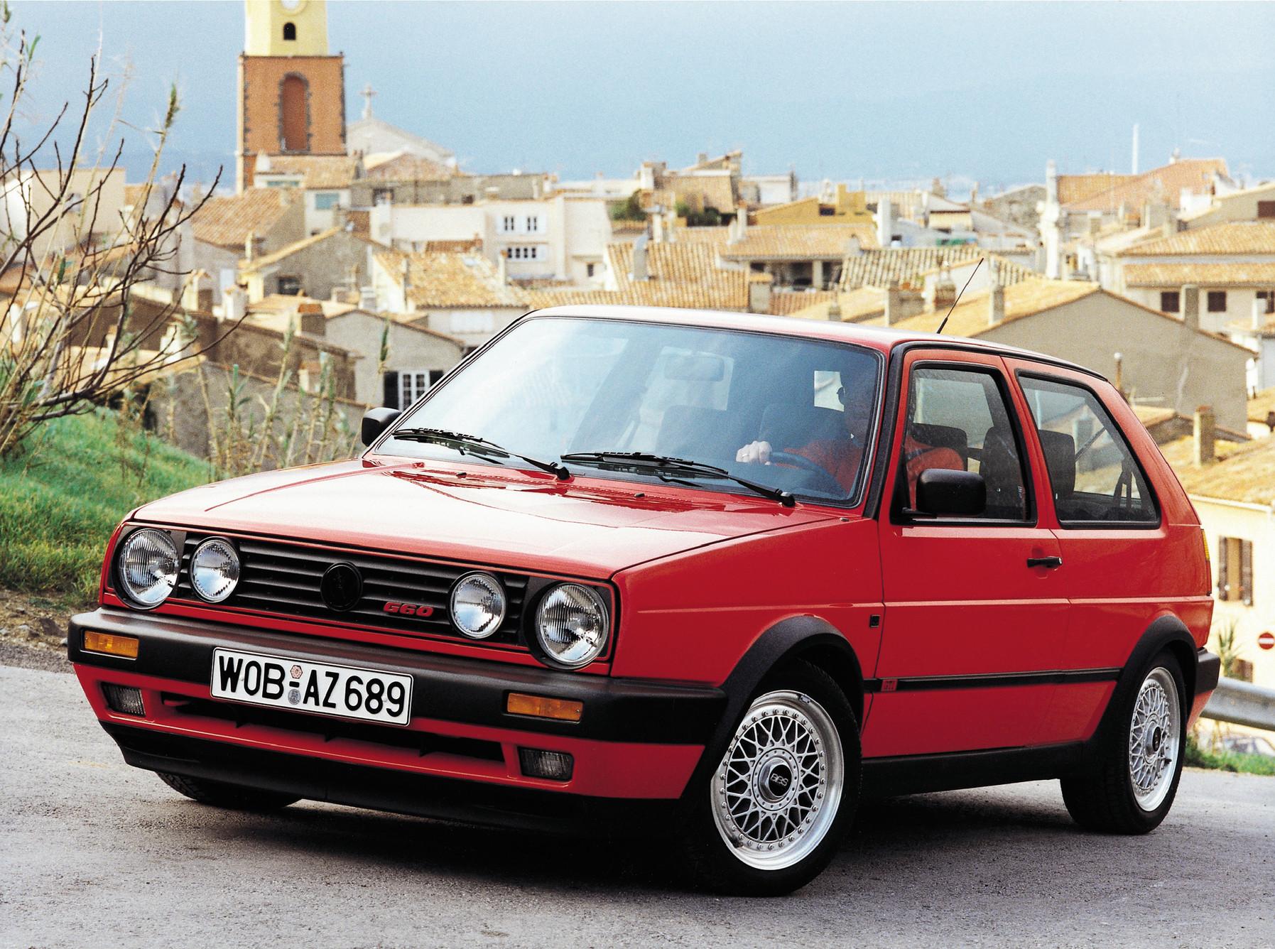 Auch der Golf II G60 ist heute ein begehrtes Sammlerstück. Seinem 118 kW/160 PS starken 1,8-l-Vierzylinder wurde über einen G-Lader, der ähnlich wie ein Kompressor arbeitete, mehr Frischluft für die Verbrennung zugeführt und das Turboloch damit eliminiert.