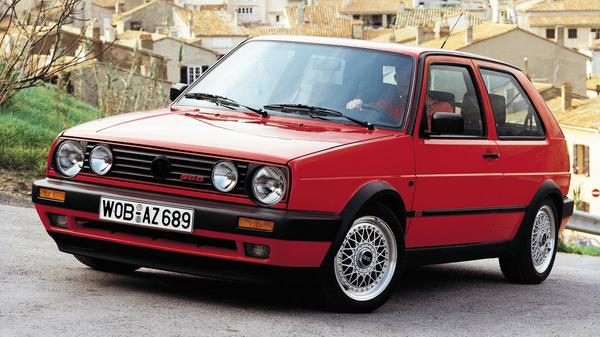 Auch der Golf II G60 ist heute ein begehrtes Sammlerstück. Seinem 118 kW/160 PS starken 1,8-l-Vierzylinder wurde über einen G-Lader, der ähnlich wie ein Kompressor arbeitete, mehr Frischluft für die Verbrennung zugeführt und das Turboloch damit eliminiert.