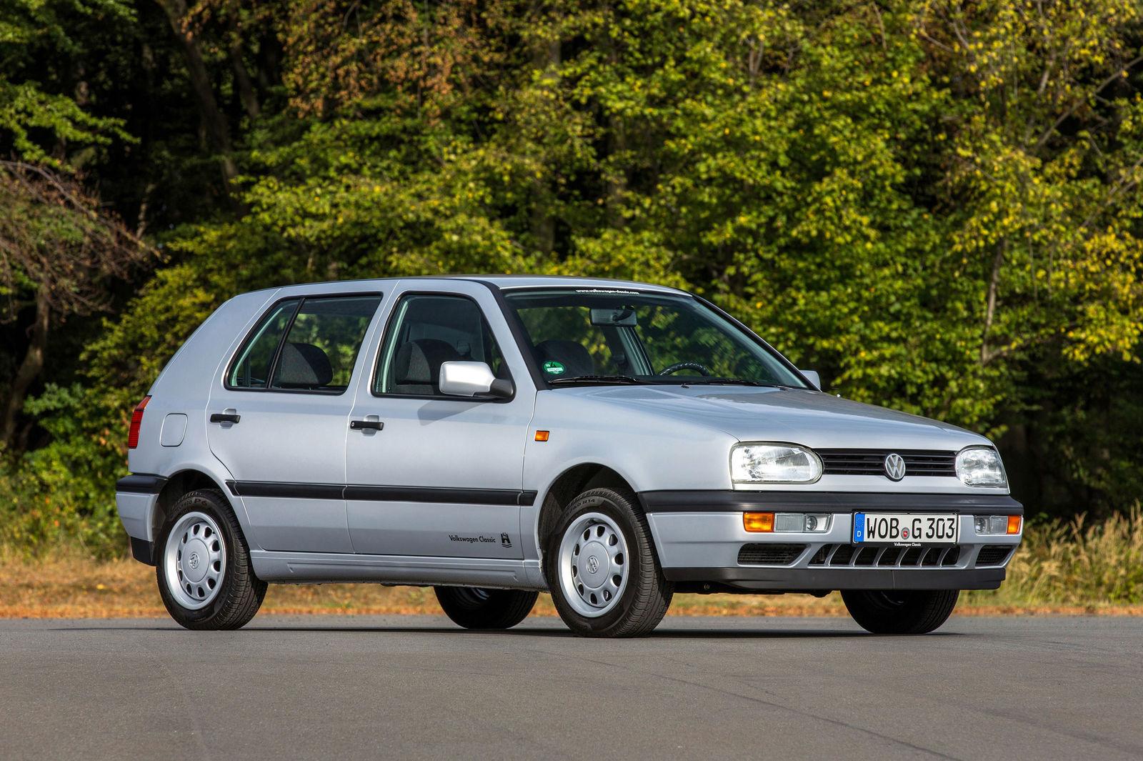 1991 übernahm der Golf III. Als erster Golf bekam er Frontairbags. Neu eingeführt wurden im Laufe des Modellzyklus außerdem Seitenairbags (1996) und ein Oxidationskatalysator für die Dieselmotoren (1991). Im Jahr 1996 avancierte ABS zur Serienausstattung.