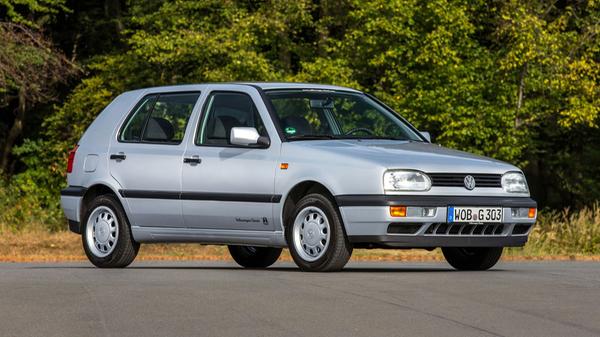 1991 übernahm der Golf III. Als erster Golf bekam er Frontairbags. Neu eingeführt wurden im Laufe des Modellzyklus außerdem Seitenairbags (1996) und ein Oxidationskatalysator für die Dieselmotoren (1991). Im Jahr 1996 avancierte ABS zur Serienausstattung.