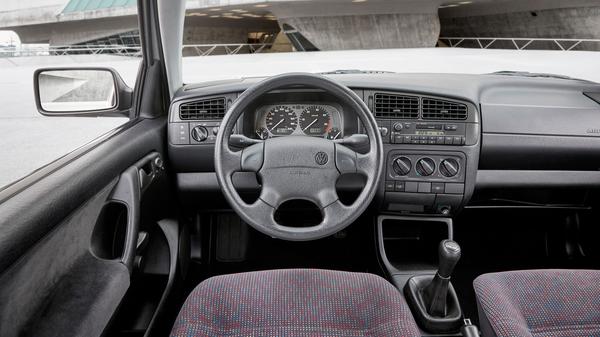 Im Cockpit wurden die Bedienelemente mehr. Auch ein Tempomat war jetzt erhältlich.