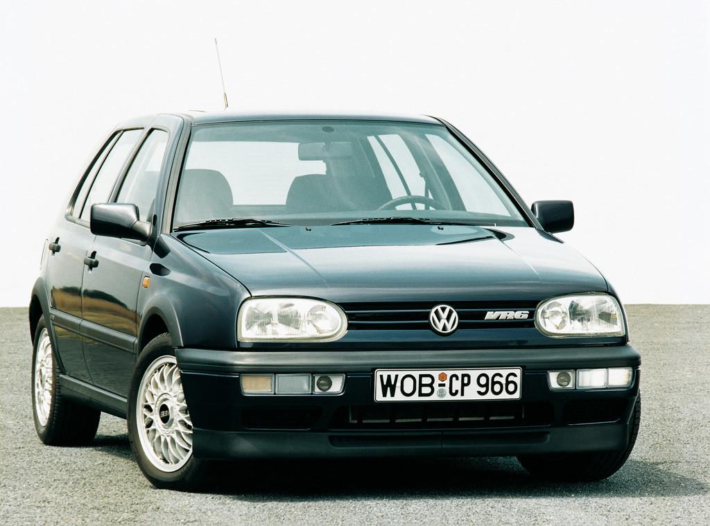 Das wäre heute undenkbar: Den Golf III gab es auch als VR6 mit Sechszylindermotor. Der 2.8 VR6 leistete 128 kW/174 PS, der 2.9 VR6 hatte 140 kW/190 PS zu bieten und war immer mit Allradantrieb ausgestattet.