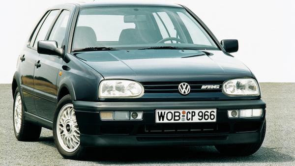 Das wäre heute undenkbar: Den Golf III gab es auch als VR6 mit Sechszylindermotor. Der 2.8 VR6 leistete 128 kW/174 PS, der 2.9 VR6 hatte 140 kW/190 PS zu bieten und war immer mit Allradantrieb ausgestattet.