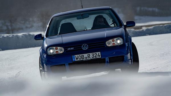 Im Jahr 2002 kam der damals sportlichste aller "Gölfe" auf den Markt: Der allradgetriebene R32 mit seinem 3,2-l-VR6-Motor war 241 PS stark und 247 km/h schnell.