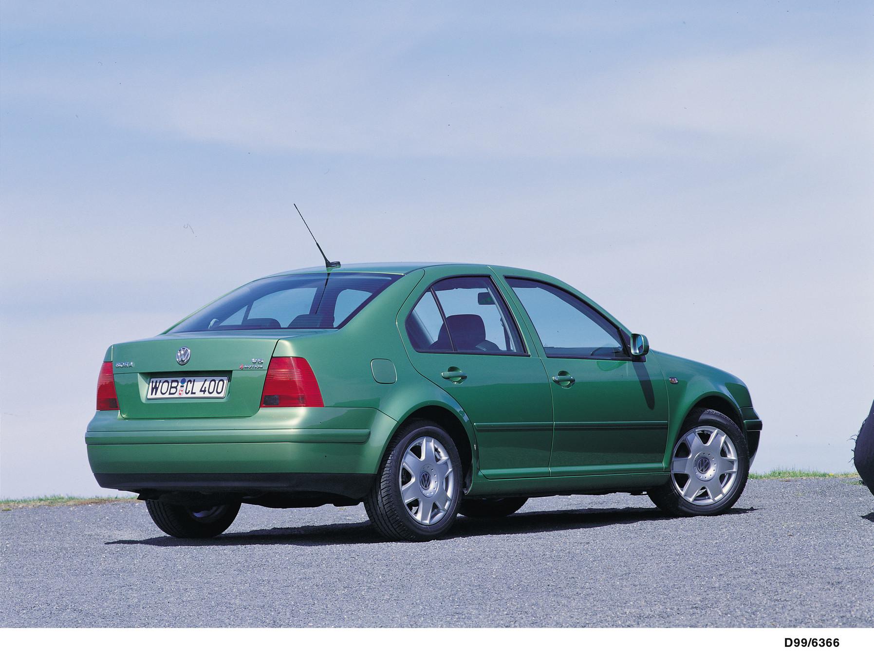 Das Stufenheckmodell wurde jetzt Bora genannt, blieb aber ebenso wie seine Vorgänger Jetta und Vento ein Ladenhüter.