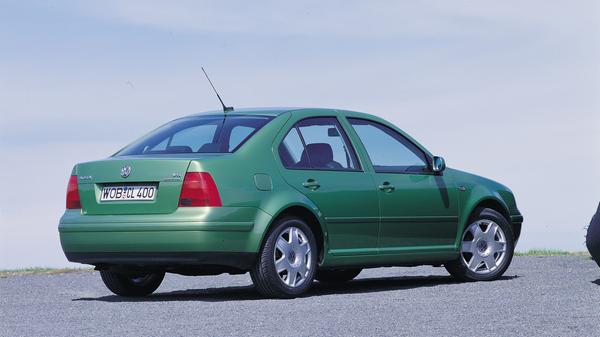 Das Stufenheckmodell wurde jetzt Bora genannt, blieb aber ebenso wie seine Vorgänger Jetta und Vento ein Ladenhüter.