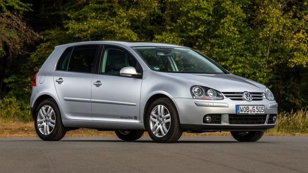 2003 brach die Ära des Golf V an. Für ihn gab es erstmals Seitenairbags im Fond. Aus der Modellfamilie des Golf V stammt auch der erste Golf BlueMotion mit einem damals sensationellen Spritverbrauch von 4,5 l/100 km.