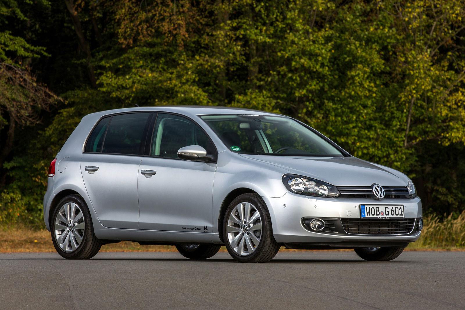 Ab 2008 verkaufte VW den Golf VI und stattete ihn mit einem Knieairbag für den Fahrer aus. Beim Turbodiesel erfolgte die Umstellung auf das Common-Rail-Prinzip. Der zweite Golf BlueMotion stellte Verbrauchsrekorde (3,8 l/100 km) auf.