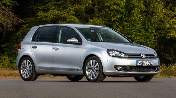 Ab 2008 verkaufte VW den Golf VI und stattete ihn mit einem Knieairbag für den Fahrer aus. Beim Turbodiesel erfolgte die Umstellung auf das Common-Rail-Prinzip. Der zweite Golf BlueMotion stellte Verbrauchsrekorde (3,8 l/100 km) auf.