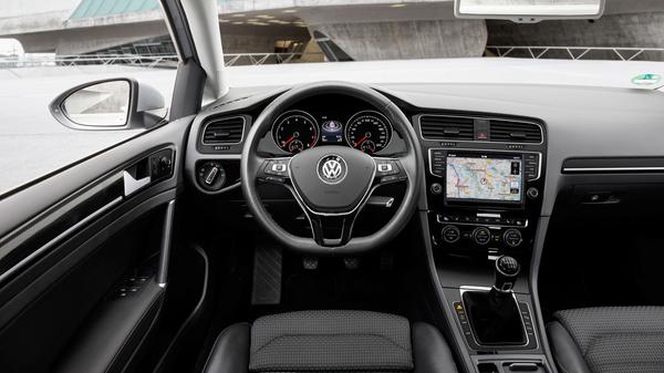 Der Arbeitsplatz des Fahrers respektive der Fahrerin im Golf VII.