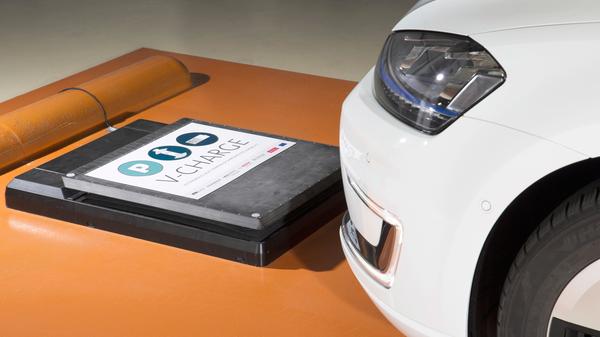 Noch nicht serienreif, aber Gegenstand von Versuchen: Induktives Laden mit dem e-Golf.