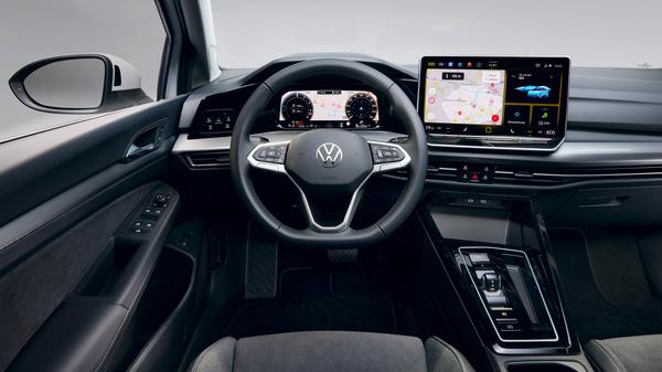 Das Cockpit zeigt sich im Vergleich zu den Vorgängergenerationen inzwischen komplett umgestaltet und volldigitalisiert - nicht zur Freude aller Golf-Nutzer.