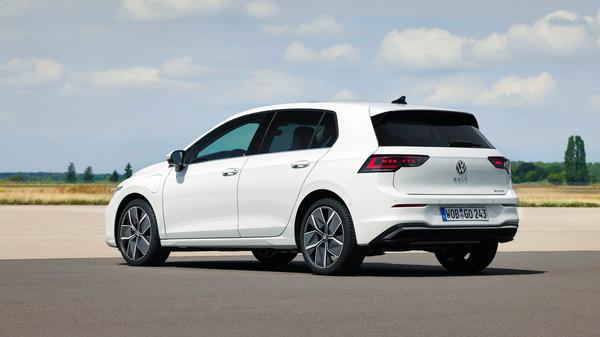 Auch zwei Plug-in-Hybride gehören zum Portfolio. Mit vollgeladenem 19,7-kWh-Akku können sie rund 100 Kilometer weit rein elektrisch fahren. Die kleinere Lösung markiert der eHybrid, dessen Systemleistung 150 kW/204 PS beträgt.