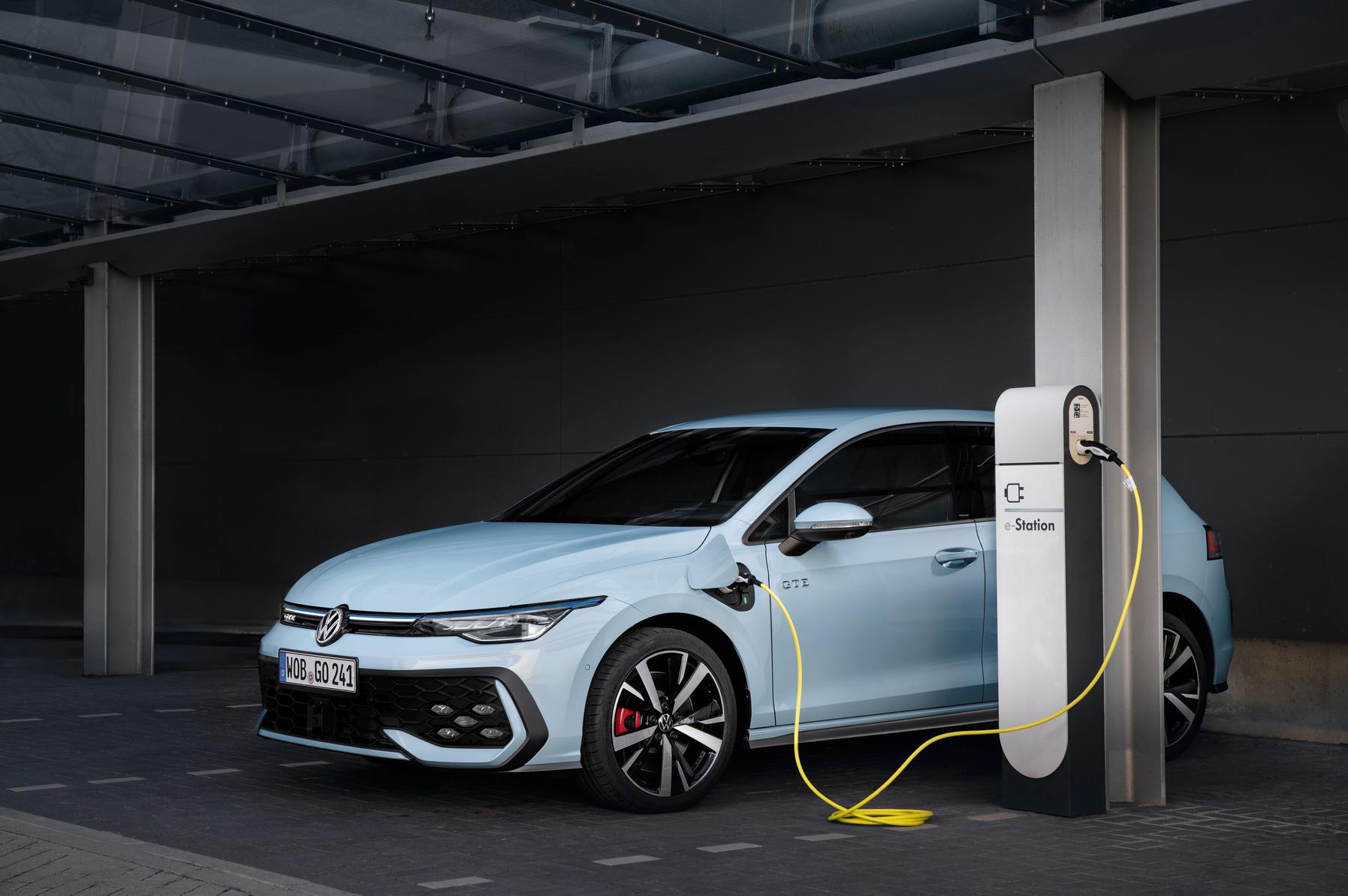Neben dem klassischen Wechselstrom-Laden (mit bis zu 11 kW) können die PHEV-"Gölfe" auch mit bis zu 50 kW schnellladen.