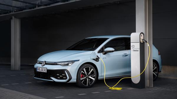 Neben dem klassischen Wechselstrom-Laden (mit bis zu 11 kW) können die PHEV-"Gölfe" auch mit bis zu 50 kW schnellladen.