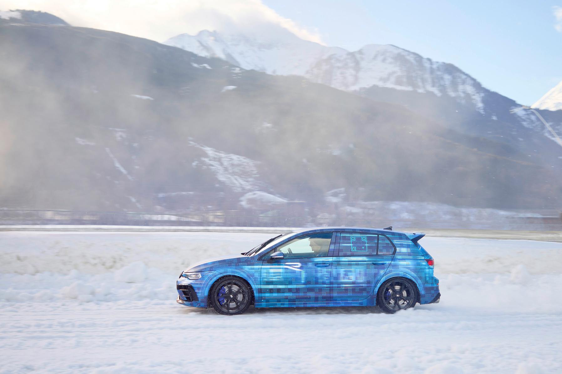 Beim Ice Race im österreichischen Zell am See zeigte sich der künftige Golf VIII R noch getarnt. Endgültig vorgestellt soll er Mitte 2024 werden, wohl mit einer Leistung von mindestens 320 PS.