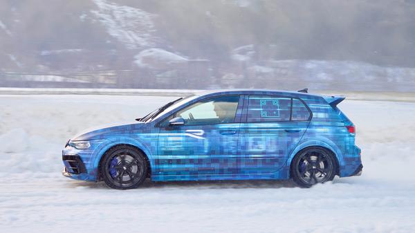 Beim Ice Race im österreichischen Zell am See zeigte sich der künftige Golf VIII R noch getarnt. Endgültig vorgestellt soll er Mitte 2024 werden, wohl mit einer Leistung von mindestens 320 PS.