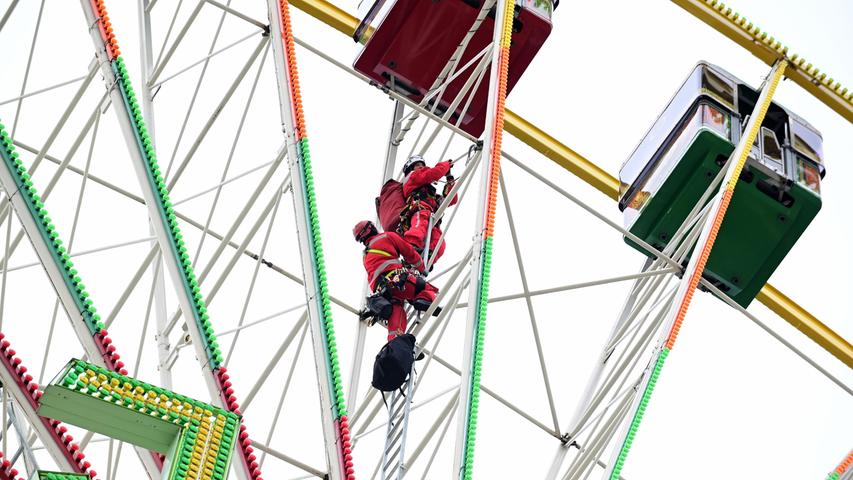 Spektakuläre Übung auf Nürnberger Volksfestplatz: Höhenretter klettern auf 50-Meter-Riesenrad