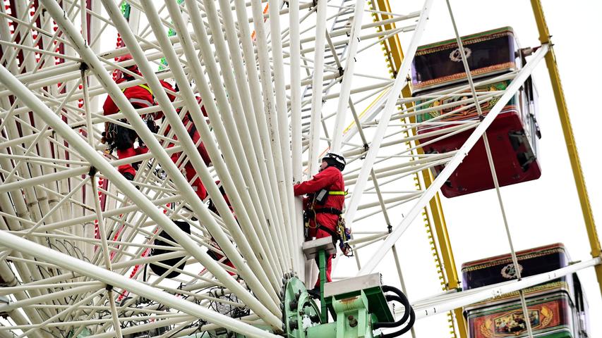 Spektakuläre Übung auf Nürnberger Volksfestplatz: Höhenretter klettern auf 50-Meter-Riesenrad